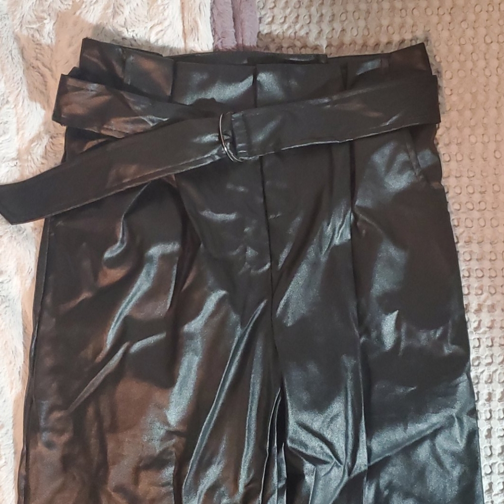 High-wasited pleated pleather pants with belt